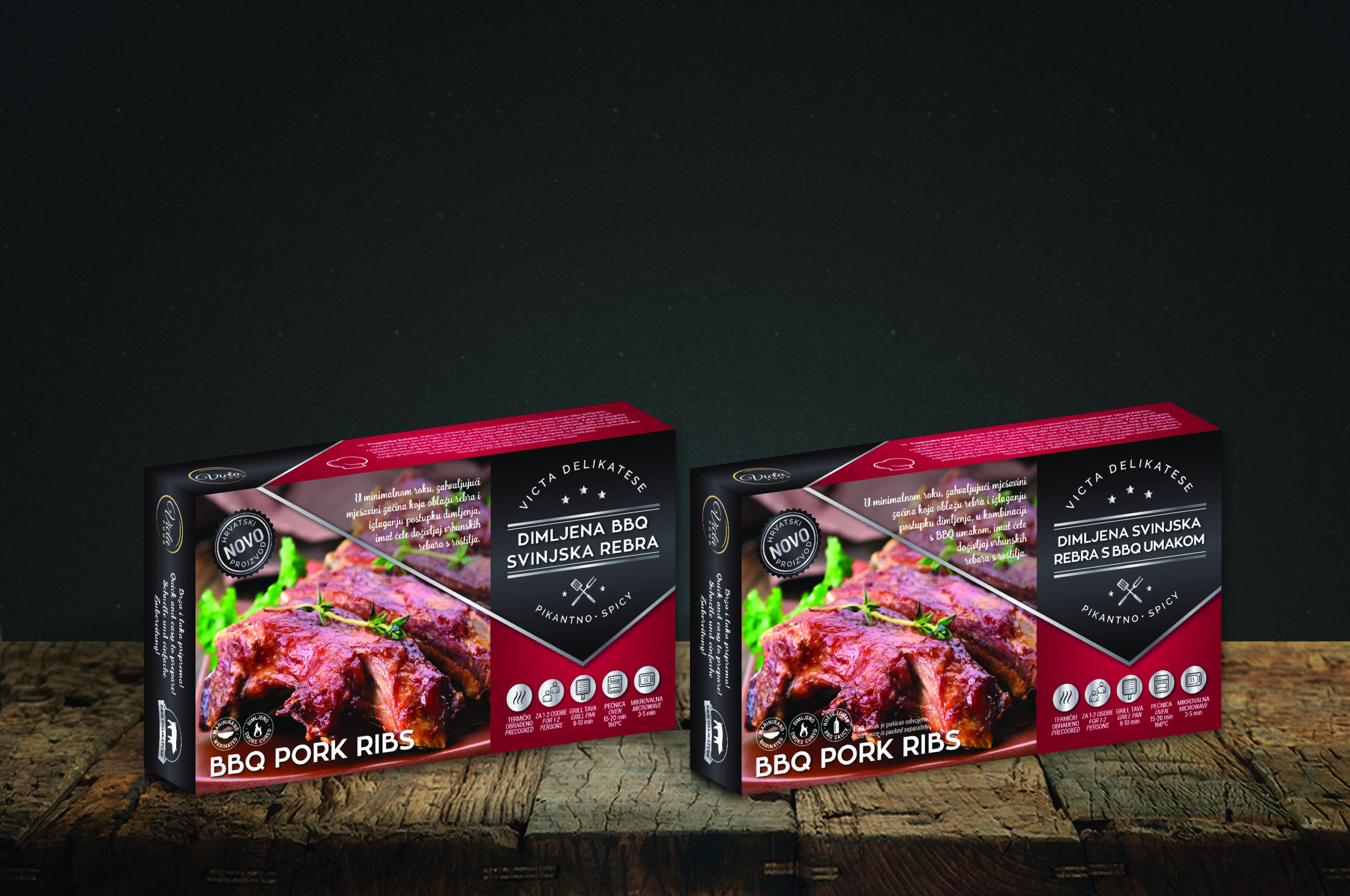 Na slici se nalaze sva pakovanja BBQ Pork Ribs proizvoda od tvrtke Victa Food. Proizvodi se nalaze na drvenoj podlozi sa tamnosivom pozadinom. Pakiranja su crvene i tamnosive boje sa bijelim fontom.