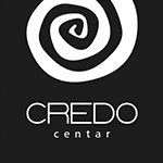 Logo za Credo Centar. Bijela ikona zavijutka sa bijelim slovima na crnoj podlozi.