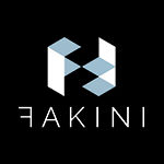 Logo tvrtke Fakini. Bijela slova, bijelo-plava ikona na crnoj podlozi.