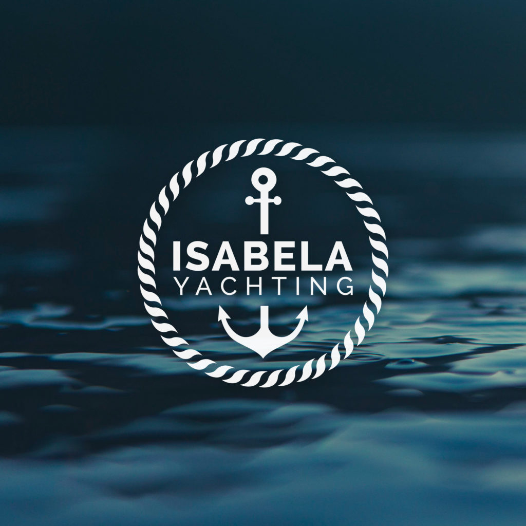 Logo dizajn za Isabela Yachting. Logo je prikazan na morskoj valovitoj podlozi na kojoj se nalazi logo u bijeloj boji. Logo je krug od morskog uža sa sidrom po sredini i nazivom.