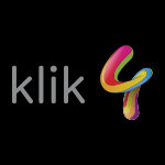 Logo tvrtke Klik4. Šarena četvorka sa svijetlosivim slovima na crnoj podlozi.