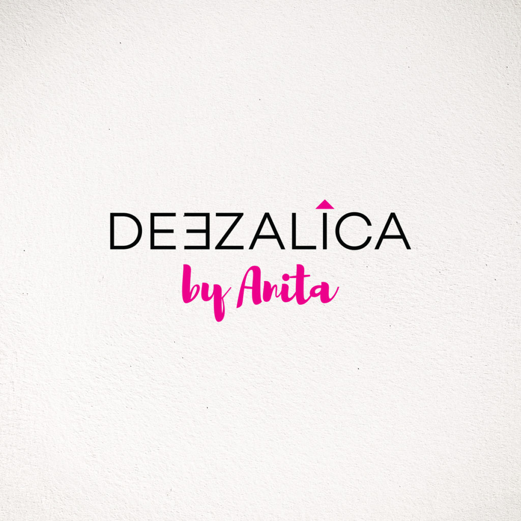 Dizajn logotipa i imenovanje tvrtke Deezalica. Deezalica logo je prikazan na bijeloj podlozi. Logo je tamnosive boje sa magenta dodatkom "by Anita" ispod njega pisanim slovima. Deezalica je napisano štampanim slovima, a iznad slova I se nalazi mali trokut koji kao strelica pokazuje prema gore u magenta boji. Drugo slovo E u Deezalica je okrenuto na drugu stranu.