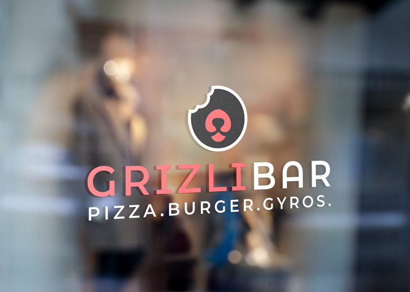 Izrada i dizajn loga za Grizli bar u Zagrebu. Na slici je prikazan logo, čija je ikona krug sa gornjim dijelom odgriženim, a unutar kruga je ilustrirana njuška medvjeda. Krug je crne boje sa bijelim obrubom, nazim Grizli bar je u crvenoj i bijeloj boji te teskt: pizza, burger, gyros je napisano u bijeloj boji. Logo se nalazi na staklu.