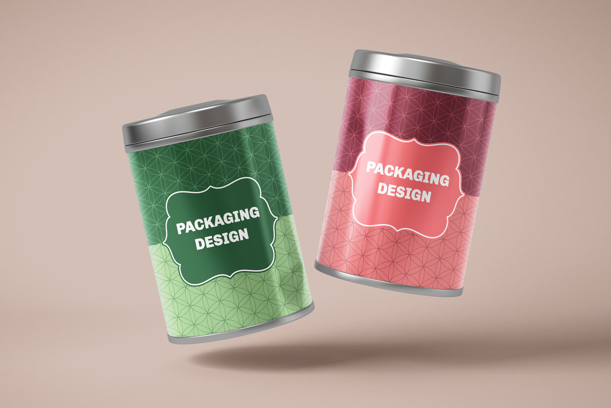 Na slici su prikazane dvije limenke sa natpisom "Packaging design". Jedna je limenka zelene boje, druga roze boje. Obje ledbe u zraku te se ispod njih vidi sjena. Pozadina je bež boje.