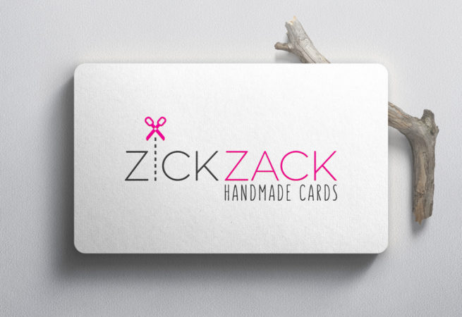 Dizajn loga za Zick Zack tvrtku iz Njemačke. Na slici je logo prikazan na vizitki. Vizitka je položena na stol te u pozadini jednog kraja se vidi grančica. Logo je sivo roze boje. Zick je sivo, a Zack je rozo. Umjesto slova I na Zick se nalazi isprekidana linija, a iznad nje malene roze škarice.