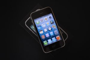 iPhone 3GS mobile phone taken by Jonas Vandermeiren on Unsplash 