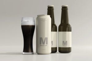 Dizajn etikete za pivske boce. Na slici su dvije pivske boce, jedna limenka piva i pivska čaša puna tamnog piva. Limenke i pivske boce imaju etikete. Površina i pozadina su bež boje kao i etiketa, i limenka. Boca je tamna.