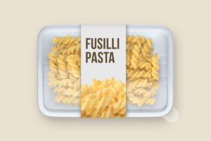 Dizajn etikete za tjesteninu. Na slici je kutija za tjesteninu s bijelom etiketom na kojoj piše Fusilli Pasta i ima sliku tjestenine. Pakiranje je na žutoj površini.