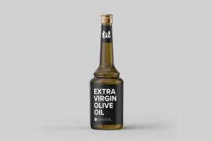 Dizajn etikete za maslinovo ulje. Slika prikazuje bocu maslinovog ulja s dizajniranom etiketom na njoj. Oznaka je crna s bijelim fontom. Boca je zelena. Pozadina je bijela.