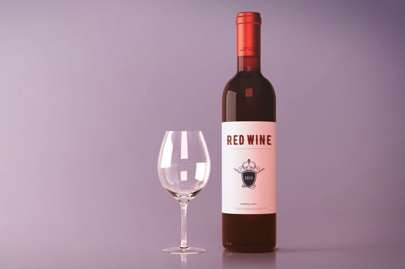 Dizajn etikete za vino. Slika prikazuje bocu crnog vina s dizajniranom etiketom na njoj. Etiketa je bijela sa crvenim slovima. Uz bocu je i čaša za crno vino. Pozadina je ružičasta.