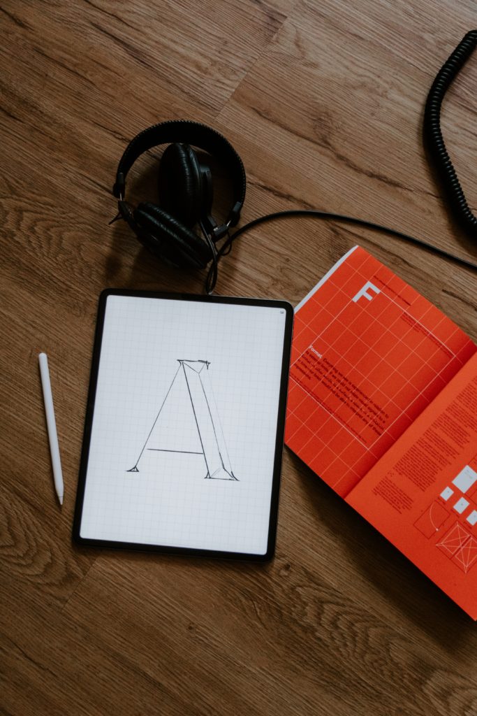 Blog o grafičkom dizajnu: na slici je radni stol sa tabletom na kojem je nacrtano slovo A
