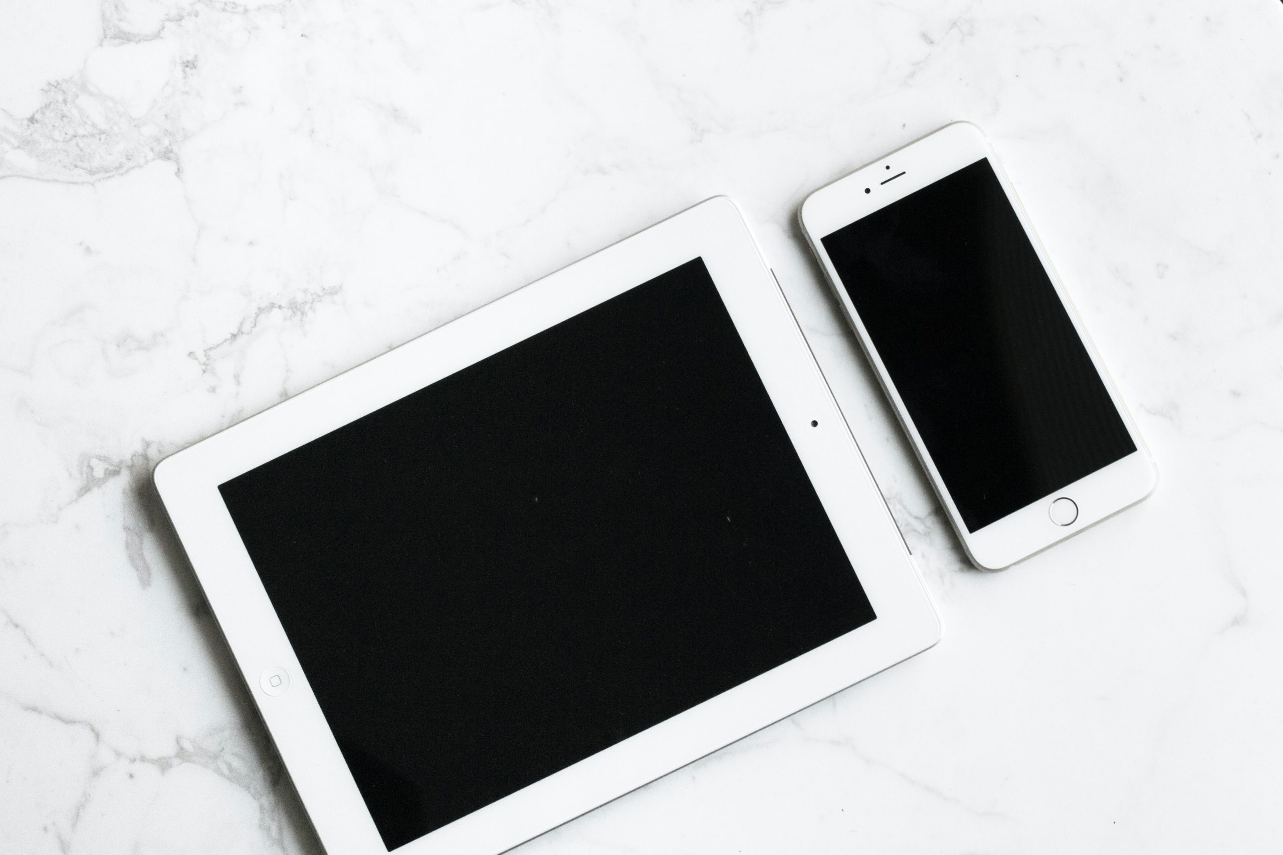 Blog o web dizajnu: na slici su tablet i pametni telefon an bijeloj podlozi