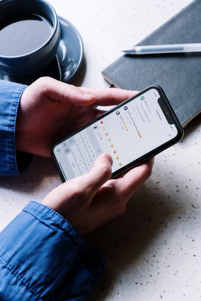 A blog about managing social networks: the picture shows a person holding a mobile phone on which he is browsing Instagram. 