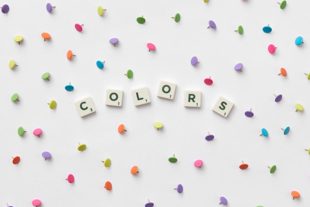 Blog o logu i bojama: na bijeloj podlozi sa šarenim točicaa se nalaze pravokutnici sa slovima na COLORS