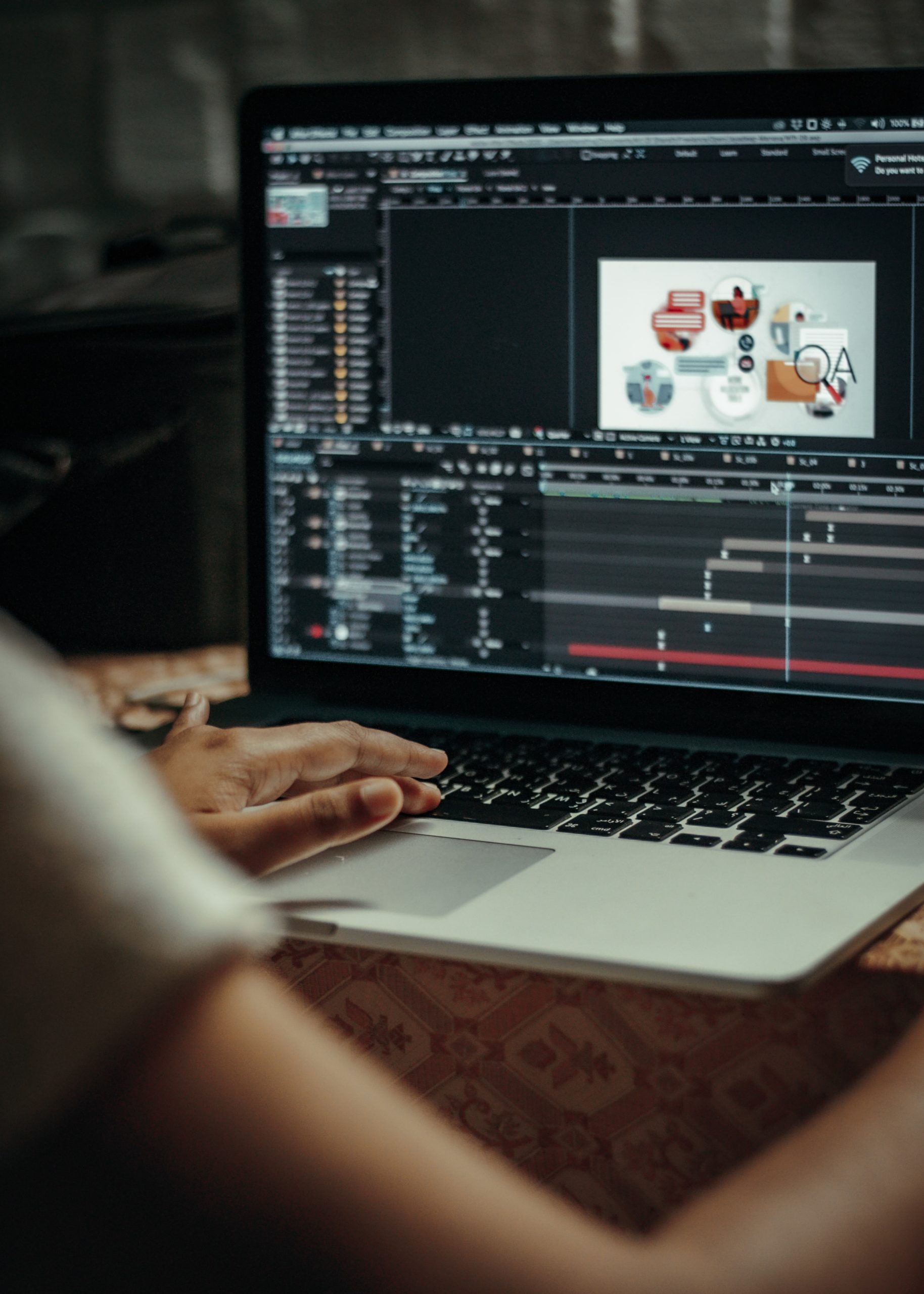 Blog o motion graphics: na slici je developer koji radi na laptopu animacije