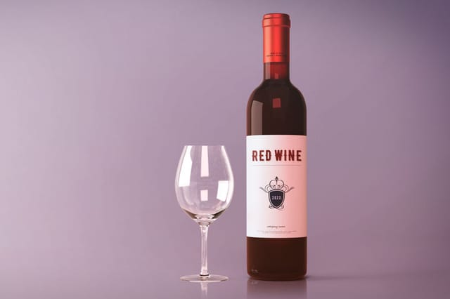 Dizajn etikete za vino. Slika prikazuje bocu crnog vina s dizajniranom etiketom na njoj. Etiketa je bijela s crvenim slovima. Uz bocu je i čaša za crno vino. Pozadina je ružičasta.