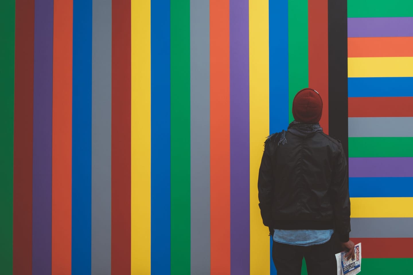 Logo and colors of the blog: the picture shows a man standing facing a colorful wall.