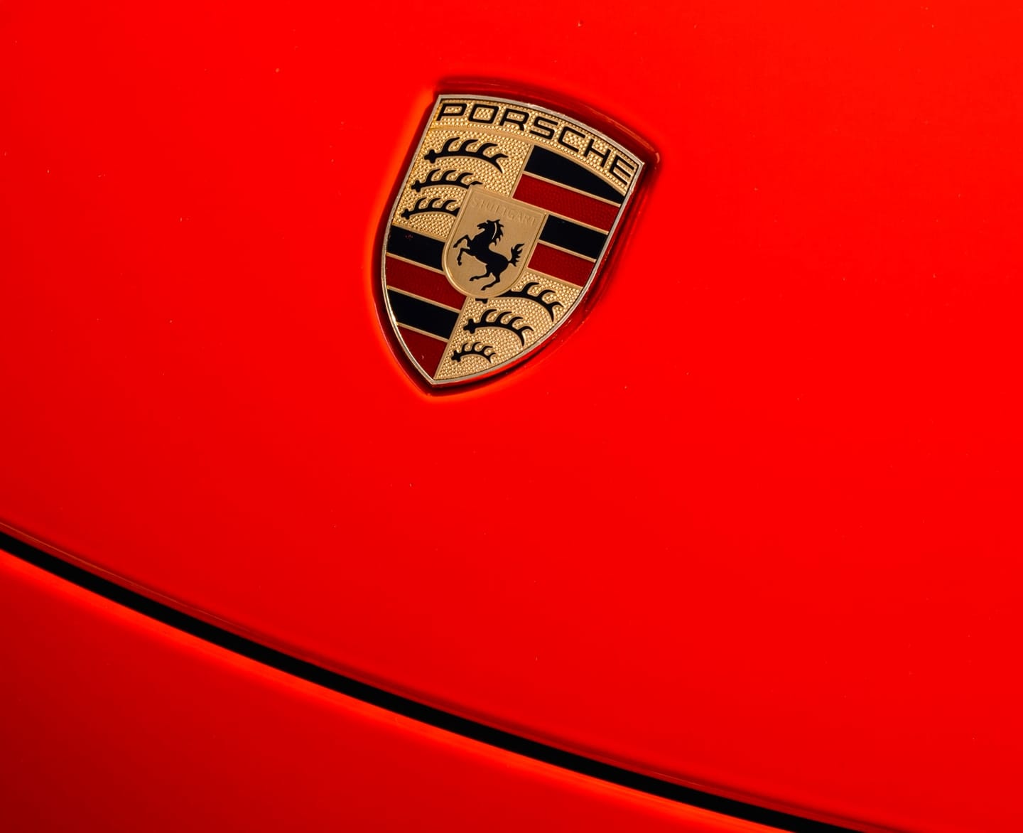 Porsche logo. Fotografija: Justus Menke, Unsplash