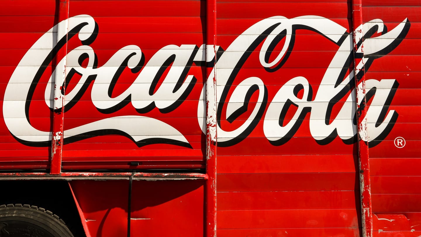 Coca-Cola logo. Fotografija: Maximilian Bruck, Unsplash
