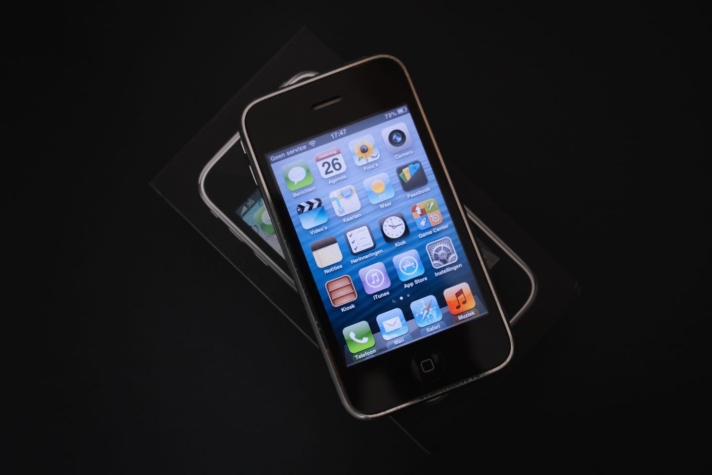 iPhone 3GS mobile phone taken by Jonas Vandermeiren on Unsplash
