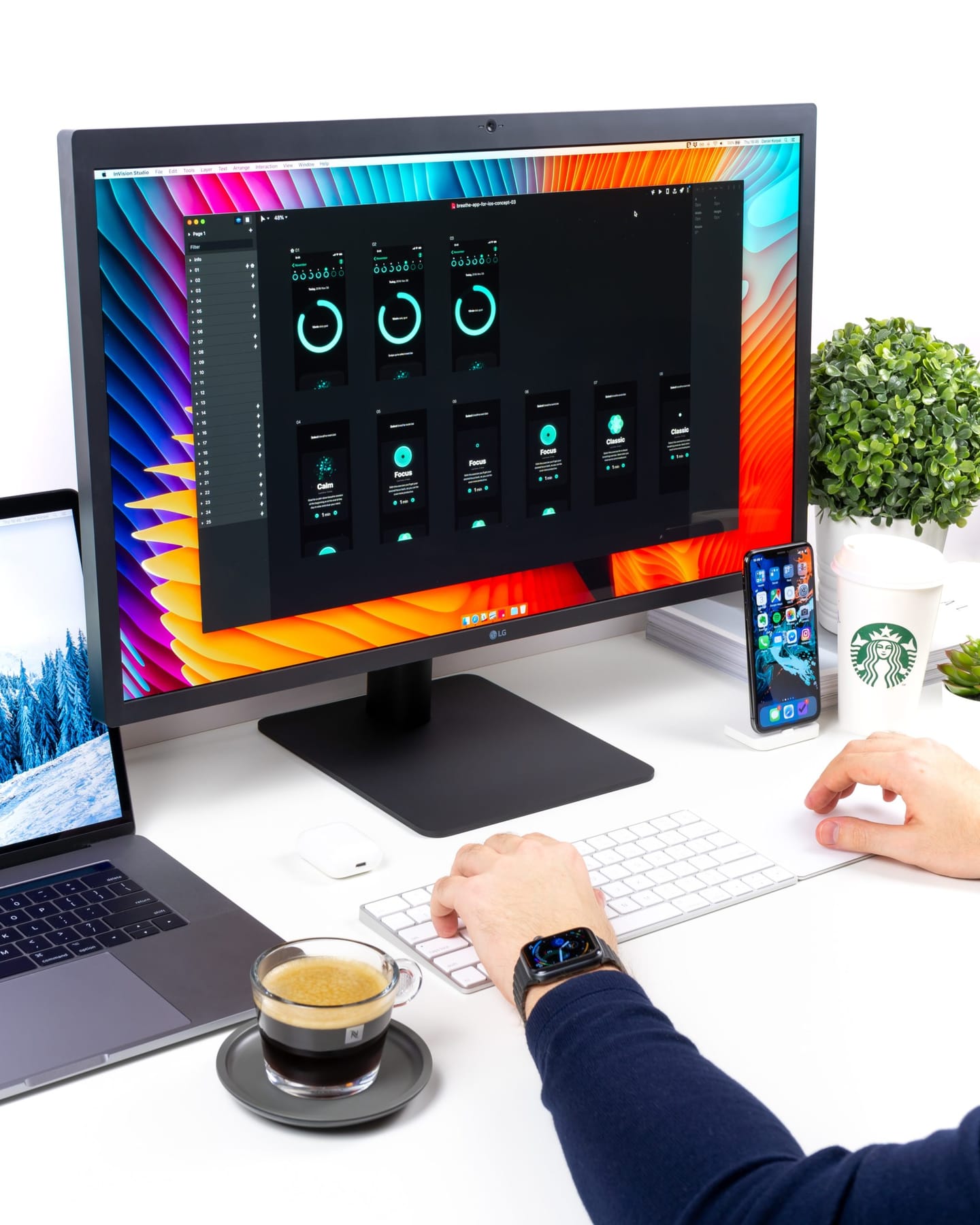 Blog o motion graphics: Na slici je prikazan radni stol sa upaljenim monitorom i rukama čovjeka koji radi na njemu.