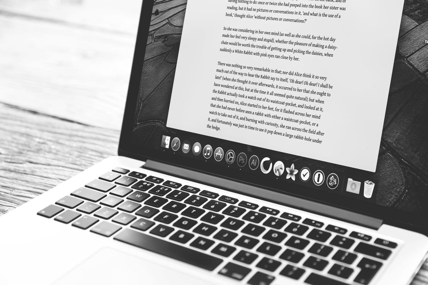 Bijeli laptop sa otvorenim dokumentom.