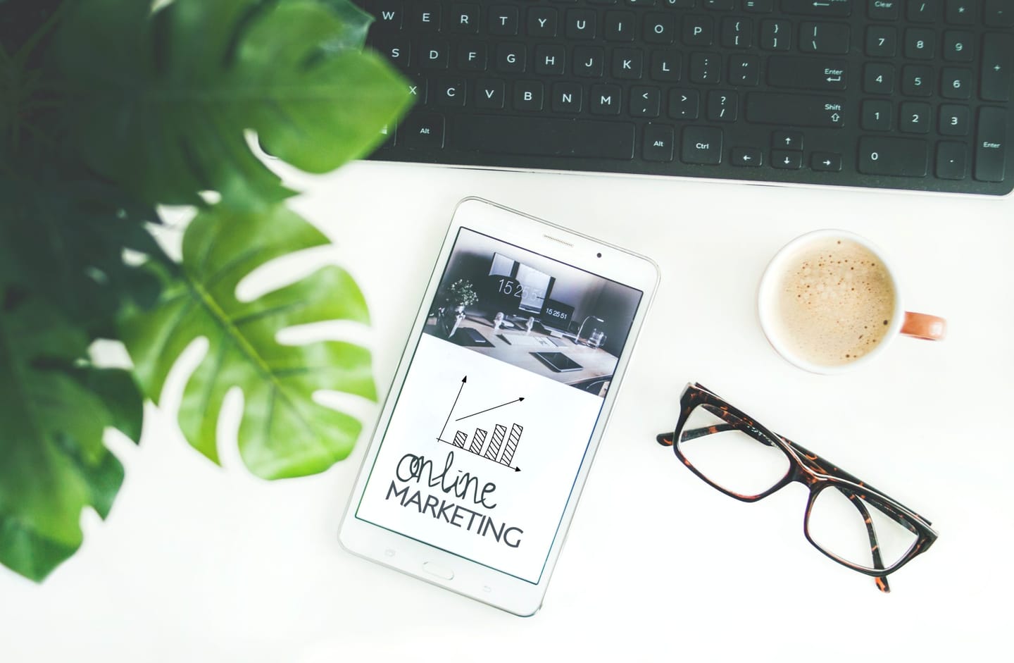 Digital marketing blog :: Image of a work style with a smart device on the screen of which is written online marketing.