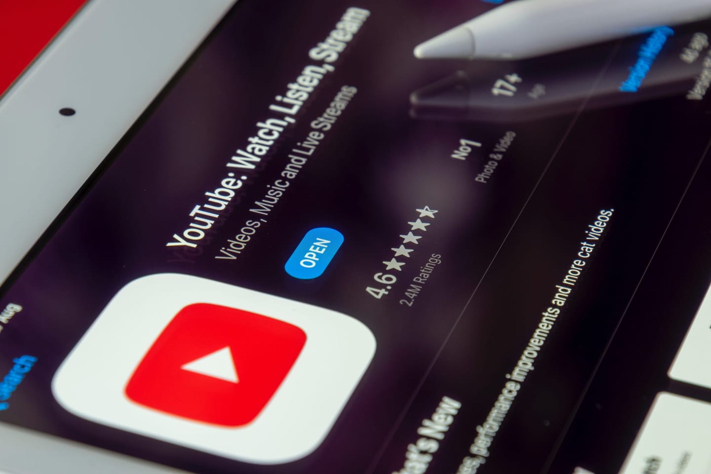 Stranica aplikacije YouTube u trgovini aplikacija na zaslonu tableta, uz olovku za tablet