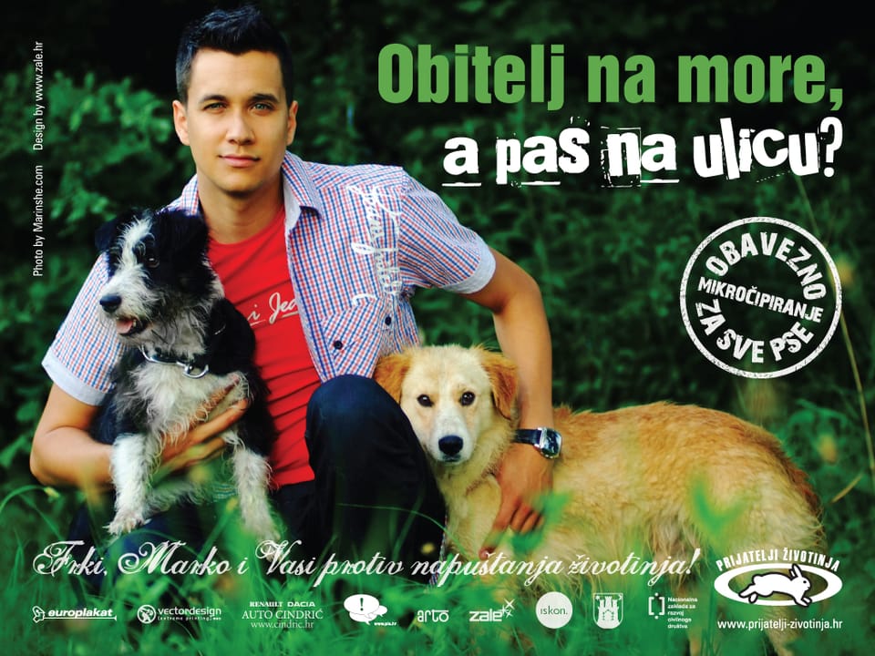 Animal Friends Croatia billboard: singer Marko Tolja in the grass with a black and white dog and a yellow dog, slogan “Obitelj na more, a pas na ulicu?” (Family to the sea, dog to the street?)