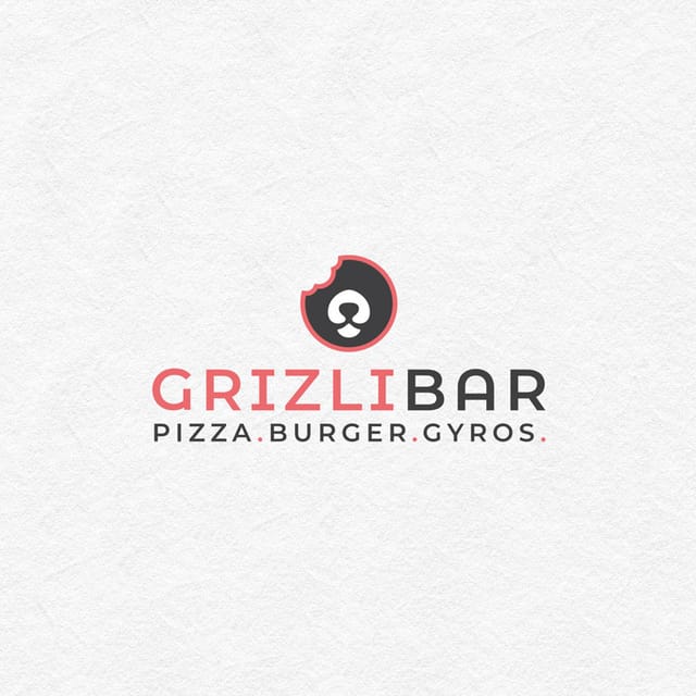 Logotip Grizli bara na bijeloj površini: crni krug s odgrizenim dijelom, crvenim obrubom i bijelom njuškom nalik medvjeđoj; ispod su crveni natpis „Grizli” te crni „Bar” i „pizza.burger.gyros.”