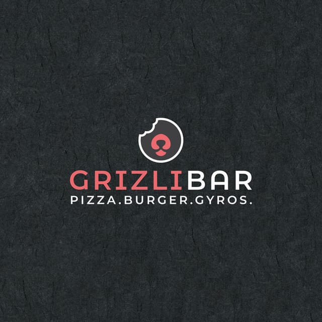 Logotip Grizli bara na crnoj površini: crni krug s odgrizenim dijelom, bijelim obrubom i crvenom njuškom nalik medvjeđoj; ispod su crveni natpis „Grizli” te bijeli „Bar” i „pizza.burger.gyros.”