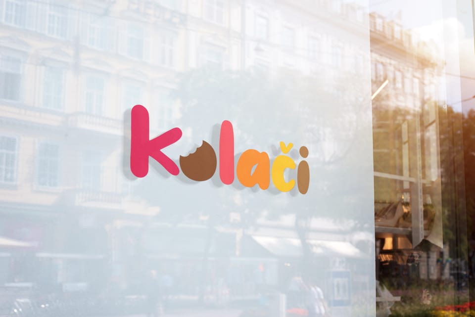 Dizajn logotipa Kolači za Gospodarski list: logotip na izlogu trgovine, šarena slova, a slovo o je nagrizeni kolačić